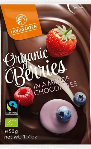 Eine Mischung aus gefriergetrockneten Himbeeren, Heidelbeeren und Erdbeeren in Schokolade glutenfrei BIO 50 g - LANDGARTEN